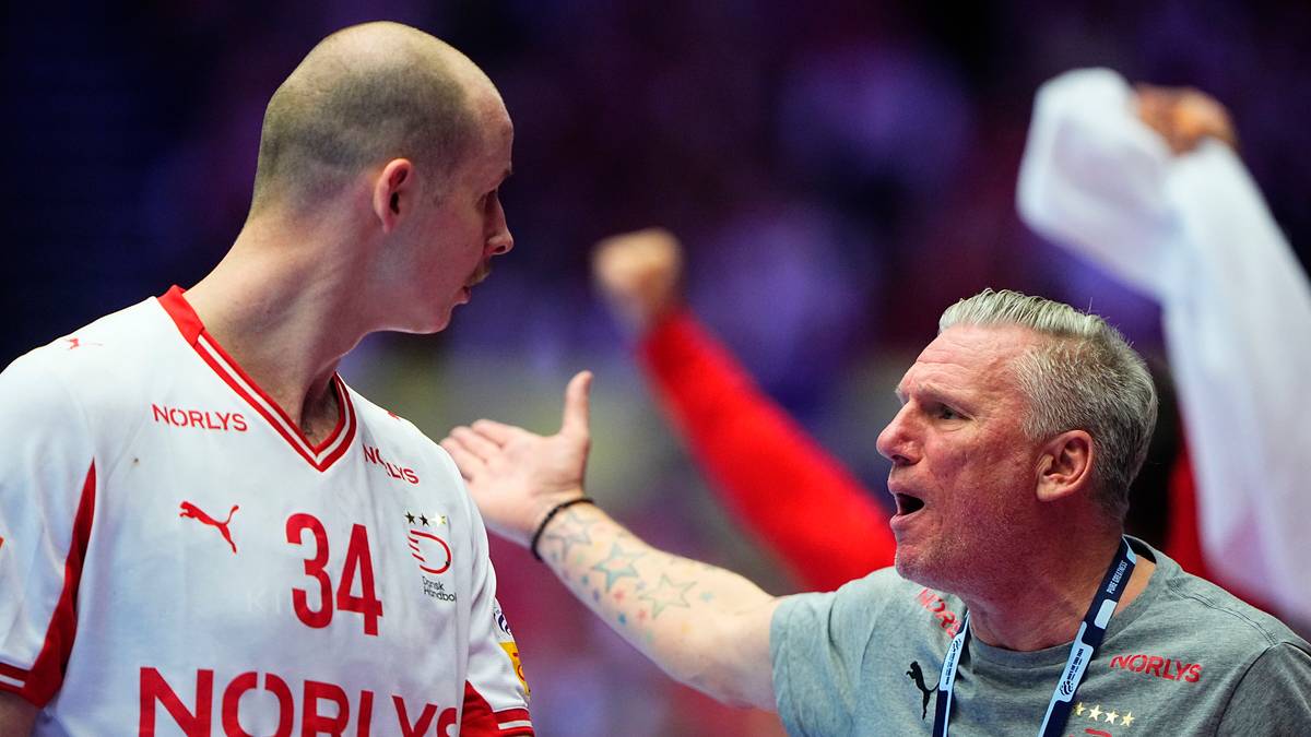 Dwóch mężczyzn podczas meczu piłki ręcznej, jeden zawodnik w koszulce z numerem 34 i drugi mężczyzna w szarej koszulce gestykulujący.