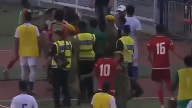 Awantura na meczu w Malezji zakończyła się regularną bójką (WIDEO)