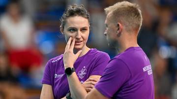 Jelena Blagojević, nowa trenerka Developresu Rzesz&oacute;w, rozmawia z członkiem sztabu szkoleniowego.