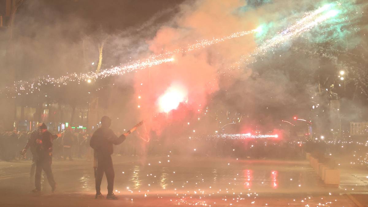Protesty w Tiranie. Demonstranci rzucali koktajlami Mołotowa w budynki rządowe