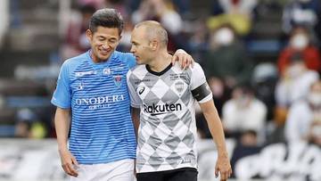 Dwóch piłkarzy razem na boisku.