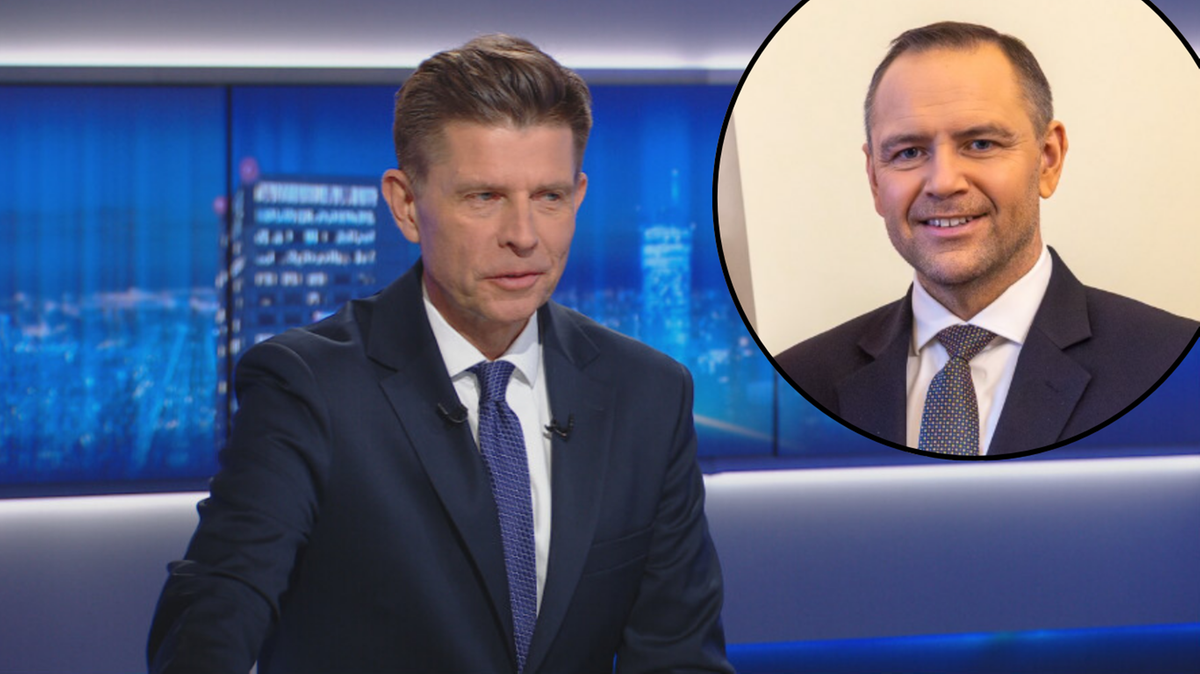 Mężczyzna w garniturze w studiu telewizyjnym obok portretu innego mężczyzny w garniturze.