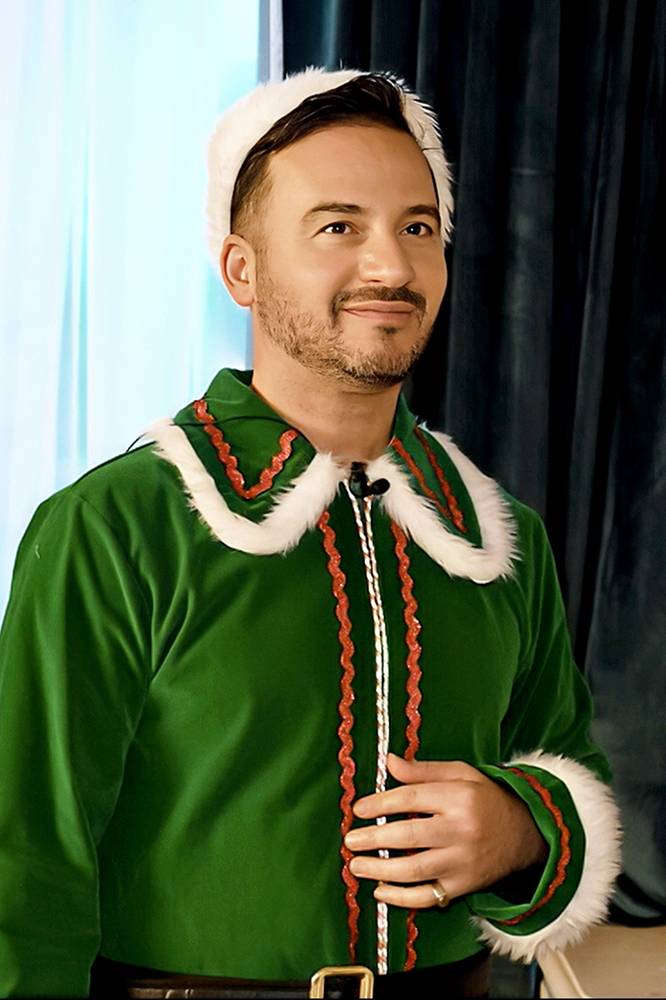 2025-12-13 Ciągną go do zabawy, a on? Tak świętuje Stefano Terrazzino