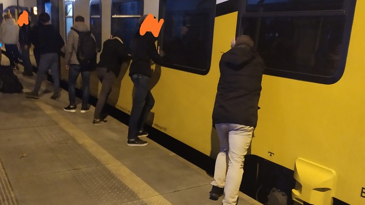 Janowice Wielkie. Pasażerowie pchali pociąg Kolei Dolnośląskich, bo utknął na stacji