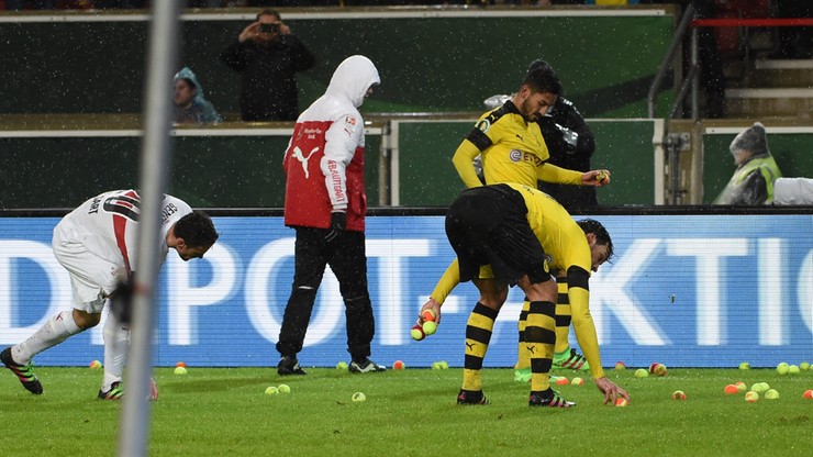 Kibice Borussii Dortmund wrzucili na boisko piłki tenisowe. Protestują przeciwko podwyżce cen biletów