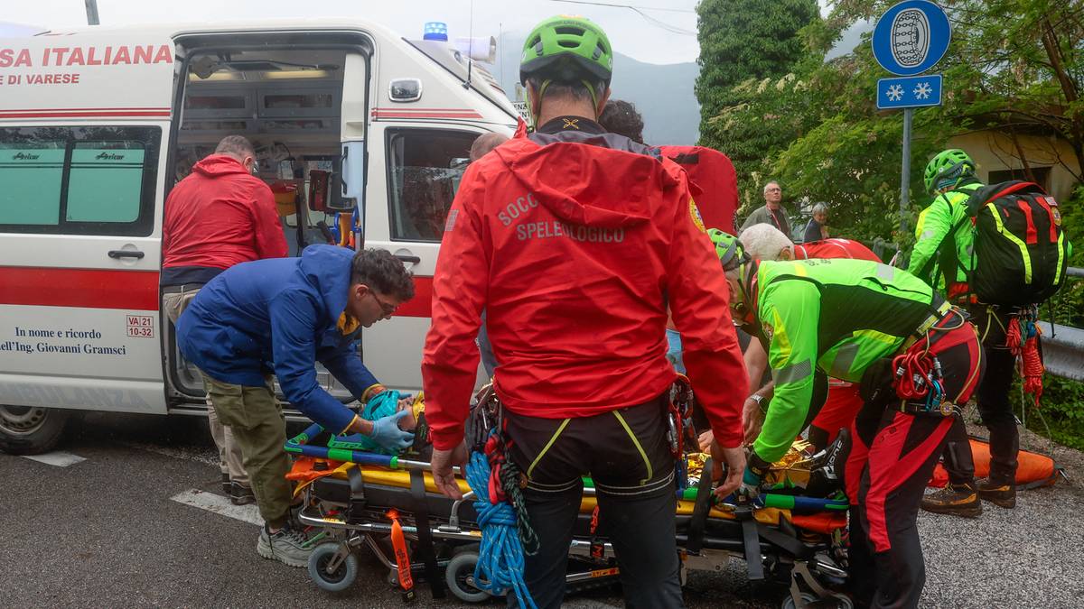 Zespół ratowniczy przygotowuje się do transportu rannego kolarza z karetki pogotowia na noszach z powodu wypadku na trasie wyścigu kolarskiego Giro d'Italia.