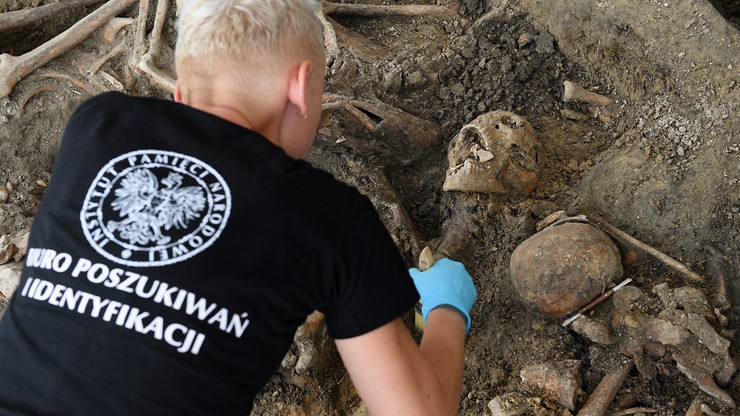 Archeolodzy przekopują byłe więzienie na Rakowieckiej. Znaleźli masowy grób, a w nim szkielety