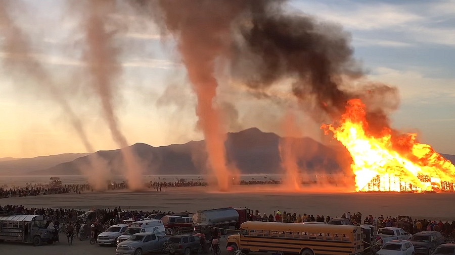 Trąby pyłowe na imprezie „Burning Man”. Fot. YouTube / Jeff Kravitz.