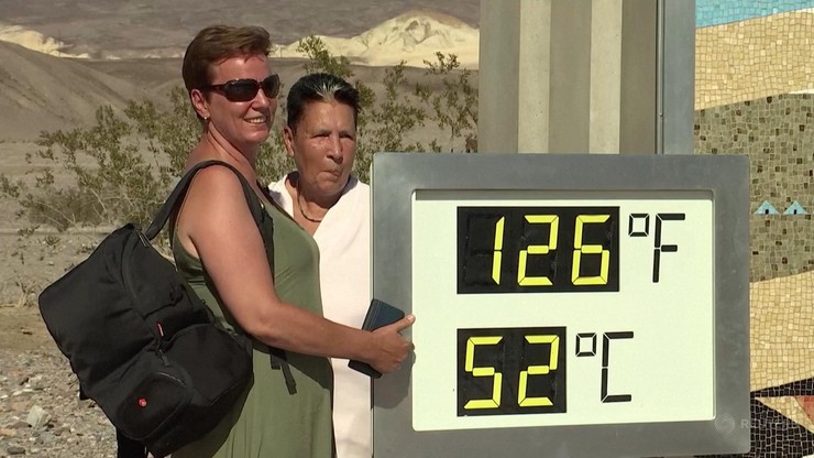 Turyści przy termometrze w Dolinie Śmierci, wskazującym 52 stopnie Celsjusza 