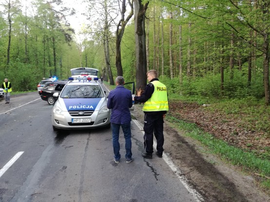 Kierowca volvo potrącił policjanta, próbując przebić się przez blokadę. Funkcjonariusze użyli broni