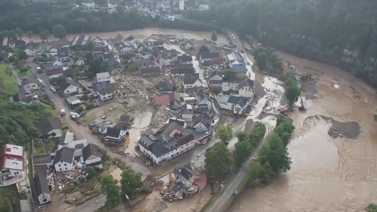 Niemcy. Tragiczne skutki powodzi. 81 ofiar, zawalone domy