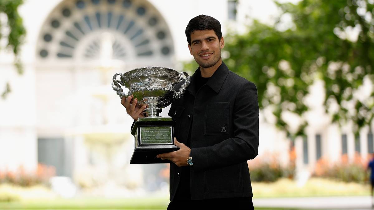 Carlos Alcaraz trzymający puchar Australian Open.