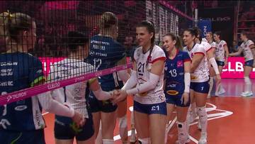 Siatkarki PGE Budowlanych Ł&oacute;dź i BKS Bostik ZGO Bielsko-Biała podają sobie ręce po meczu.