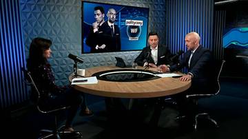 Trzy osoby siedzą przy okrągłym stole w studiu telewizyjnym. Na ekranie w tle wyświetlane są portrety polityk&oacute;w.