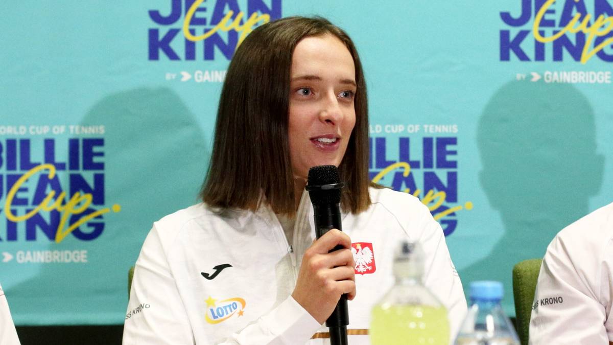 Iga Świątek przemawia do mikrofonu podczas konferencji prasowej przed meczem Pucharu Billie Jean King.