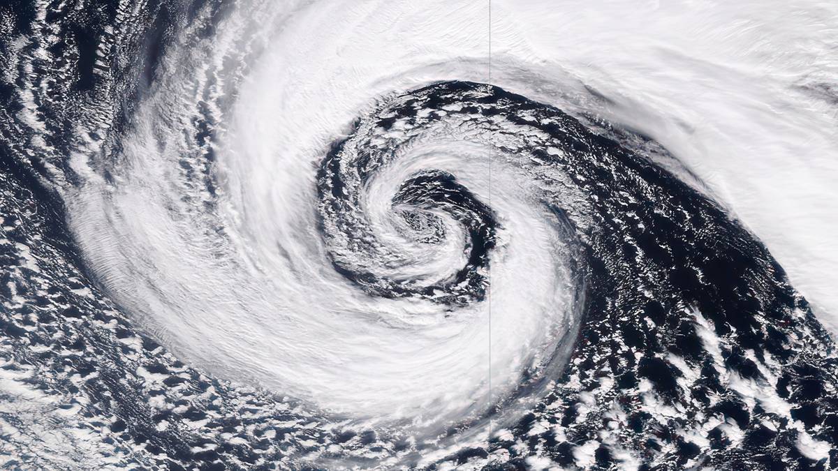 Cyklon Zoltan przynosi najniższe ciśnienie od 13 lat. Fot. NASA.