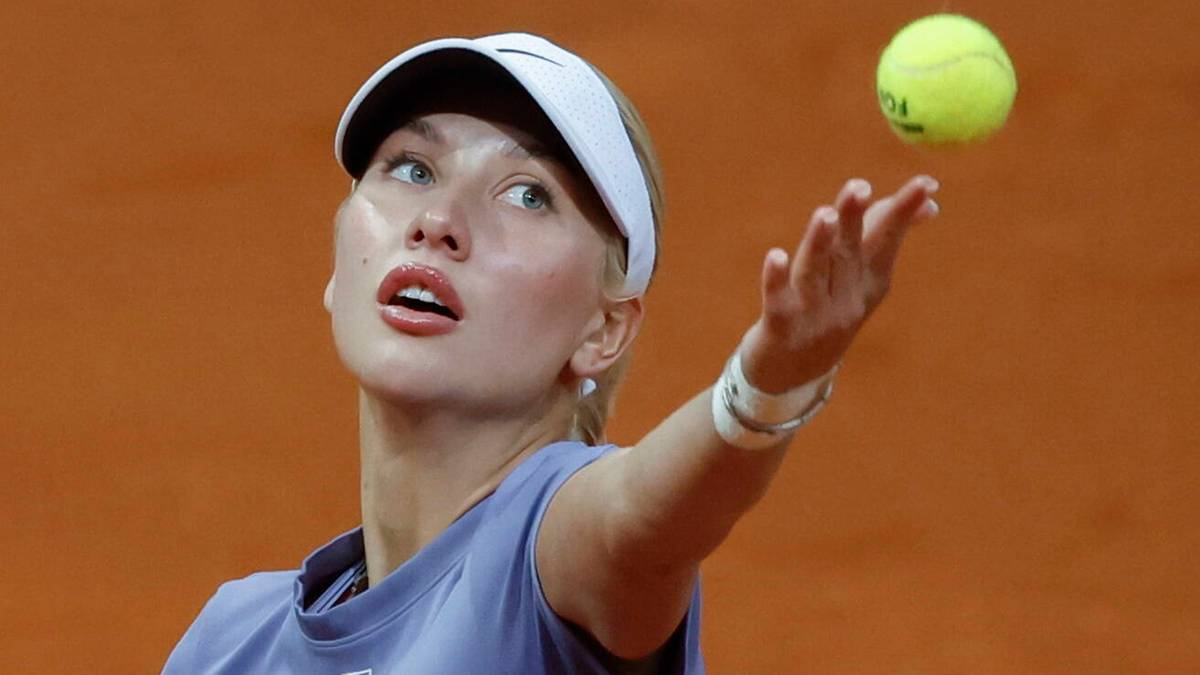 Tenisistka Anastazja Potapowa w trakcie serwisu na korcie ziemnym.