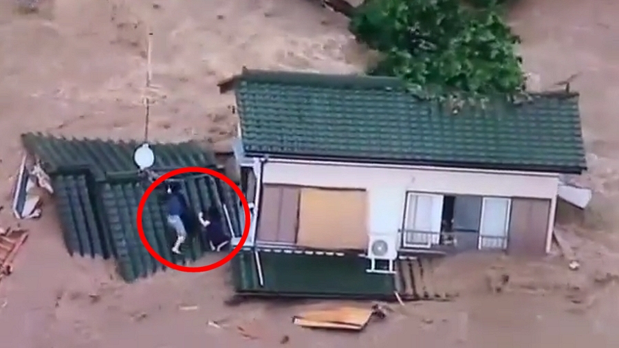 Japończycy uciekający przed powodzią na dach swojego domu. Fot. Facebook / Severe World Weather.