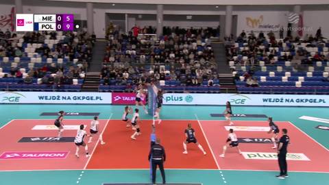 Rozgrywka w meczu siatk&oacute;wki pomiędzy ITA TOOLS Stal Mielec a LOTTO Chemik Police. Na boisku widoczni są zawodnicy obu drużyn, a na tablicy wynik&oacute;w widnieje wynik MIE 0:5, POL 0:9.