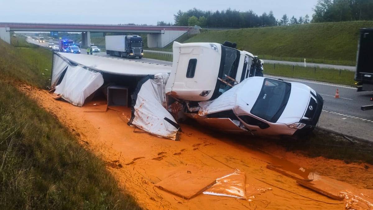 Poważny wypadek na A1. Z ciężarówki wyciekł sos pomidorowy