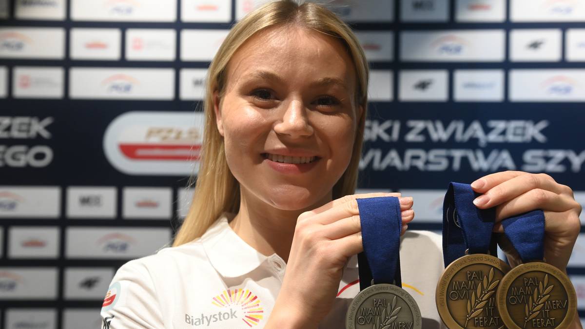 Uśmiechnięta zawodniczka short tracku prezentuje medale.