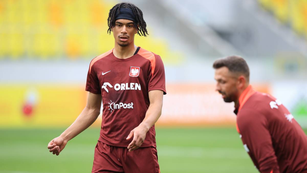 Piłkarz Maxi Oyedele w stroju reprezentacji Polski na boisku.