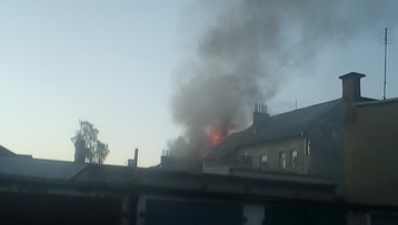 Pożar w budynku wielorodzinnym w Lęborku. Ewakuowano 16 osób, trzy w szpitalu