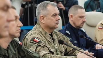 Generał Wiesław Kukuła, Szef Sztabu Generalnego Wojska Polskiego, w mundurze siedzi podczas spotkania.