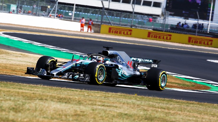 Formuła 1: Hamilton najszybszy w pierwszym treningu. Efektowny wypadek Grosjeana