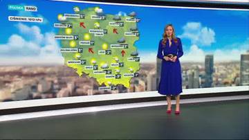 Kobieta w niebieskiej sukience stoi obok mapy Polski z ikonami pogody, prezentując prognozę na piątek, 19 grudnia, rano.