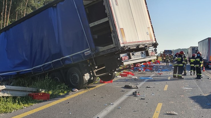 Ciężarówka Wjechała W Auto Dostawcze. Mięso Wypadło Na Drogę - Polsat News