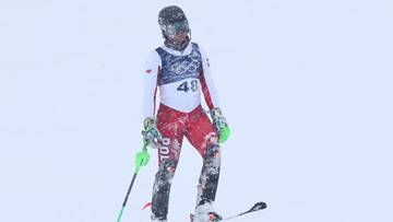 Narciarz alpejski w stroju reprezentacji Polski z numerem 48 na piersi.