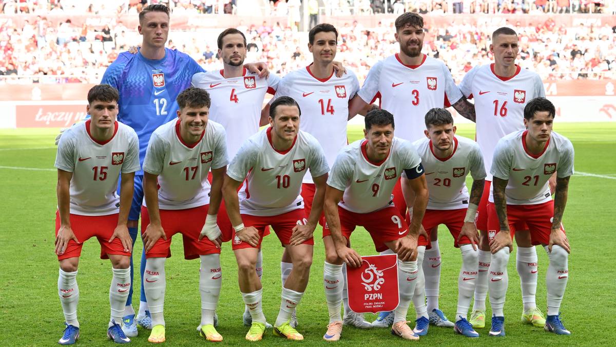 Drużyna reprezentacji Polski w piłce nożnej w strojach meczowych.