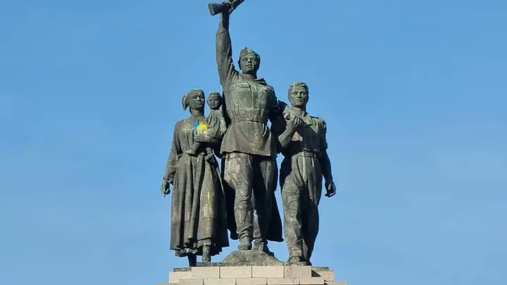 Bułgaria. Starcia pod pomnikiem Armii Radzieckiej w Sofii; monument oblano niebieską i żółtą farbą