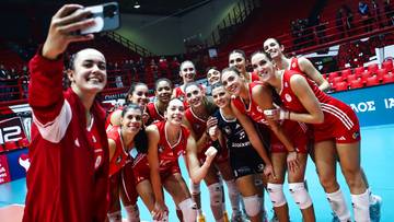 Siatkarki w czerwonych strojach pozują do selfie po meczu.