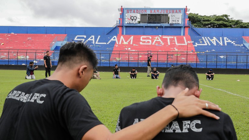 Kibice przerażeni tragedią na stadionie w Indonezji. "Gaz łzawiący był wszędzie"