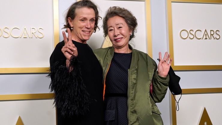 Frances McDormand i Youn Yuh-jung podczas 93. ceremonii rozdania Oscarów