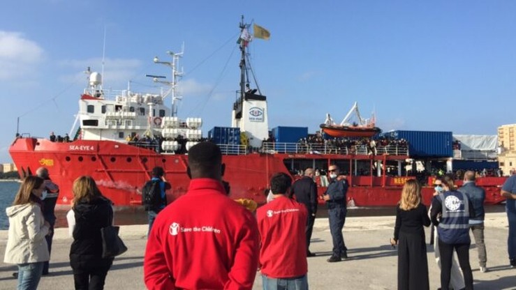 Włochy. Do portu na Sycylii wpłynął statek z ponad 800 migrantami uratowanymi na morzu