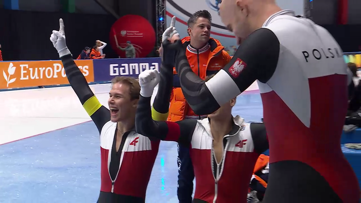 Dw&oacute;ch polskich łyżwiarzy w czerwono-białych strojach świętuje zwycięstwo na lodowisku podczas Mistrzostw Europy.