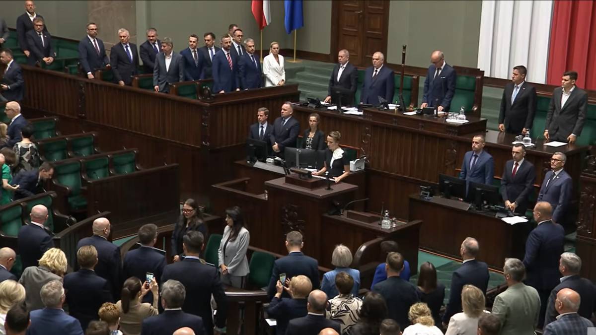 Posłowie PiS nagle wyszli z sali plenarnej. "Podziały rozumu wam nie dały"