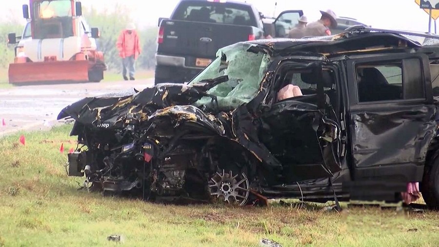 Zniszczony samochód łowców burz tuż po wypadku. Fot. KVRR.