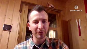 Portret mężczyzny w kratowanej koszuli, stojącego na tle drewnianych ścian.