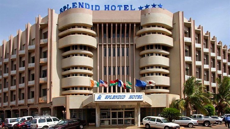 Atak islamistów w Burkina Faso: 20 ofiar, uwolniono zakładników, trwają walki w hotelu