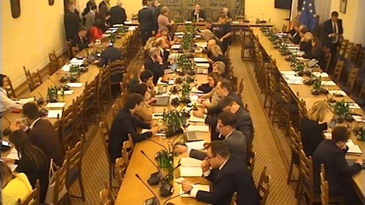 Sejmowa Komisja Finansów Publicznych. PiS przegrało głosowanie. Zarządzono ponowne głosowanie