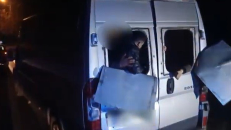 Bielsk Podlaski. Migranci zdemolowali busa, którym mieli zostać wywiezieni z Polski. Nagranie