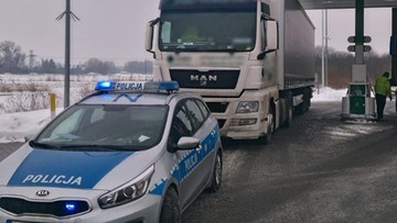 Pijany kierowca tira wsiadał do auta z butelką wódki w ręce