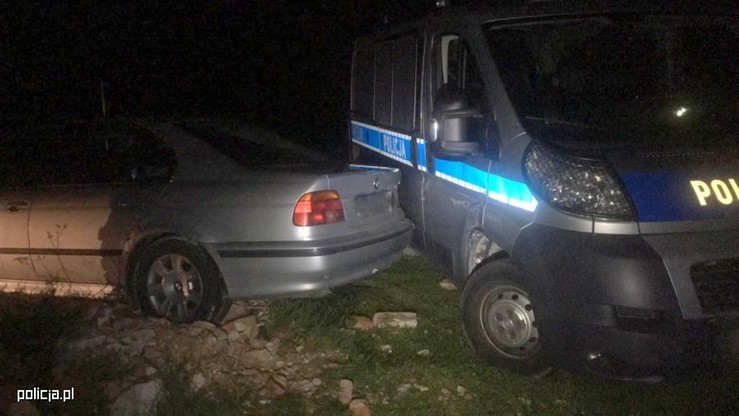 Nie chciał dać się zatrzymać. Pijany 25-latek z Kolbuszowej uderzał swoim bmw w radiowóz policji