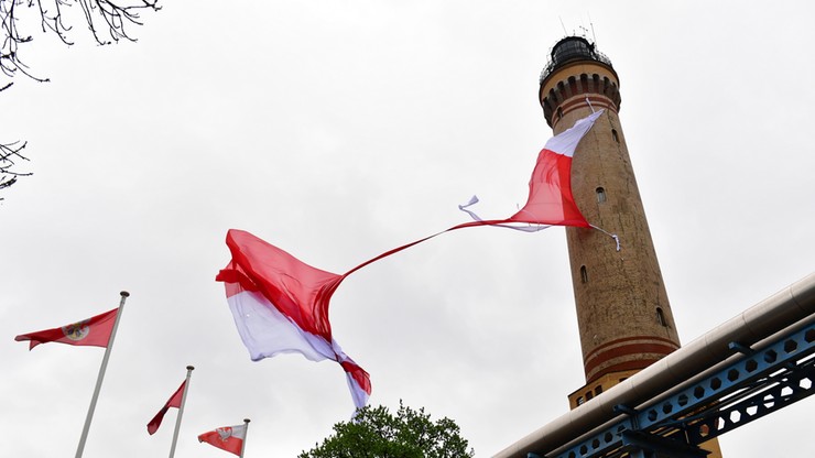 Wiatr podarł największą flagę Polski. Miała 725 metrów kwadratowych