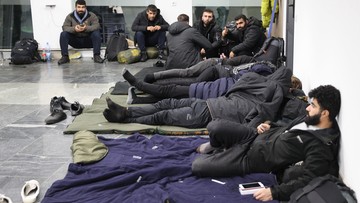 390 migrantów oczekuje na lot do Iraku. Wcześniejsze rejsy odwołano