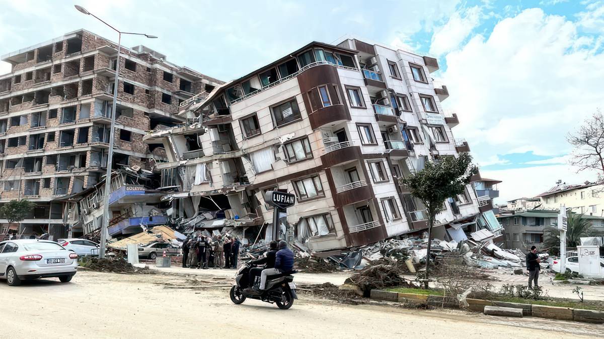 Budynki zniszczone w trzęsieniu ziemi w Turcji. Fot. Wikipedia.